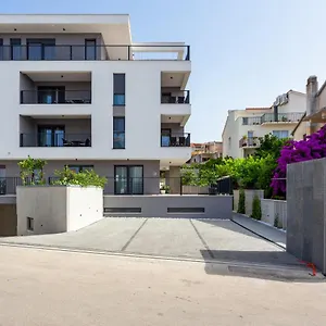 Mare's 2 Apartment Split