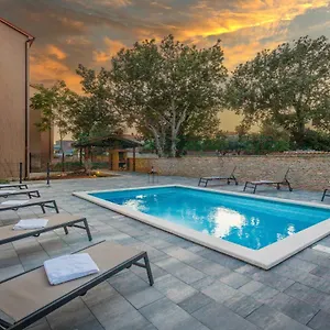 Cesare With Shared Pool Apartment Ližnjan